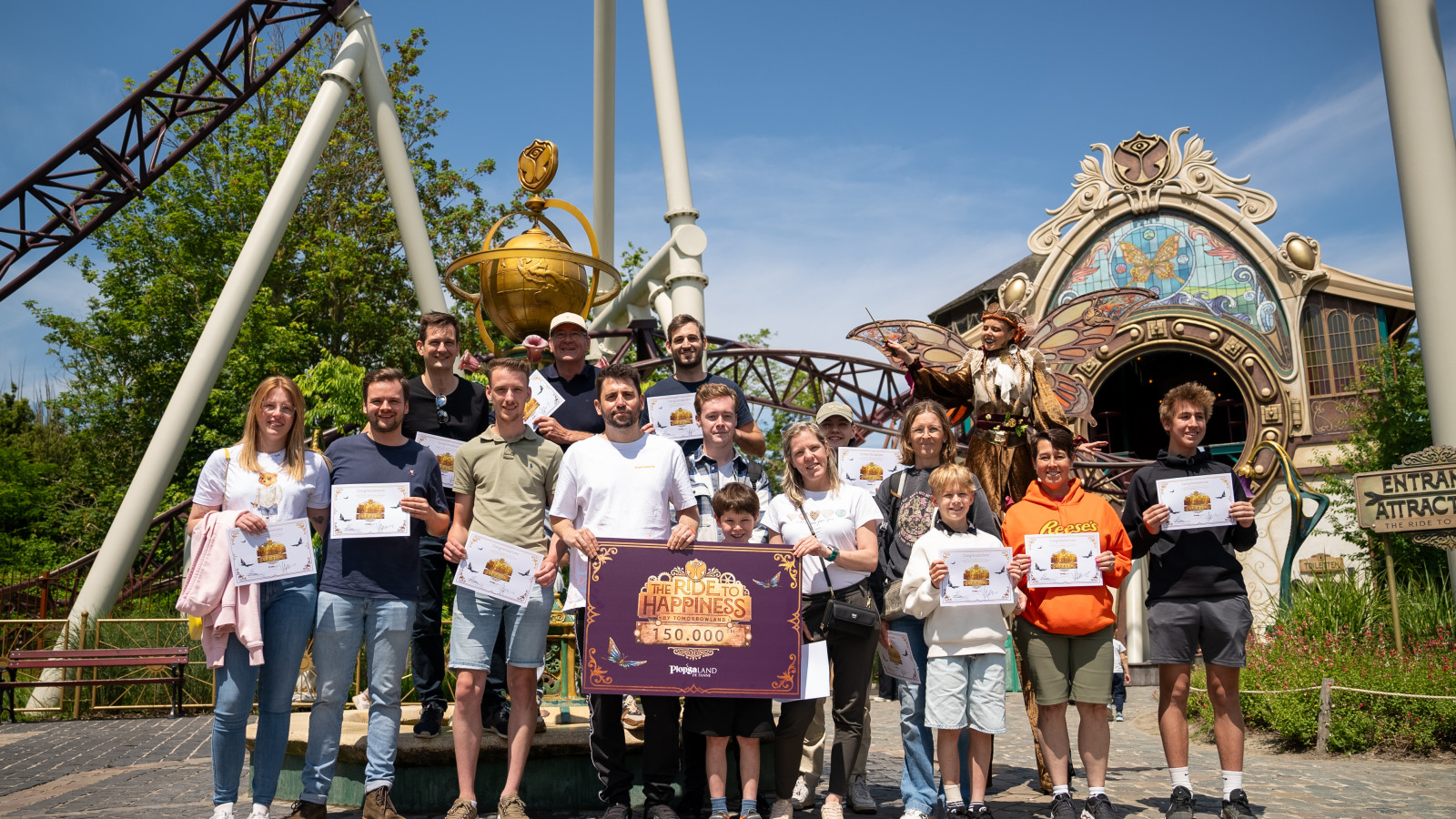 Dimitri Vegas surprend les visiteurs de Plopsaland De Panne lors du 150 000e tour du « The Ride To Happiness by Tomorrowland »